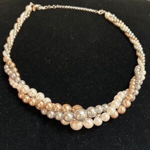 Elegant Pearl Necklace in Gold and Silver